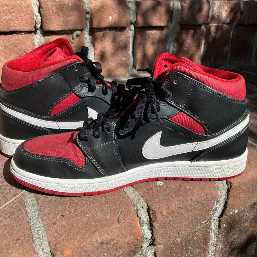 Air Jordan 1 Mid Black/Red - Picture 5 of 5